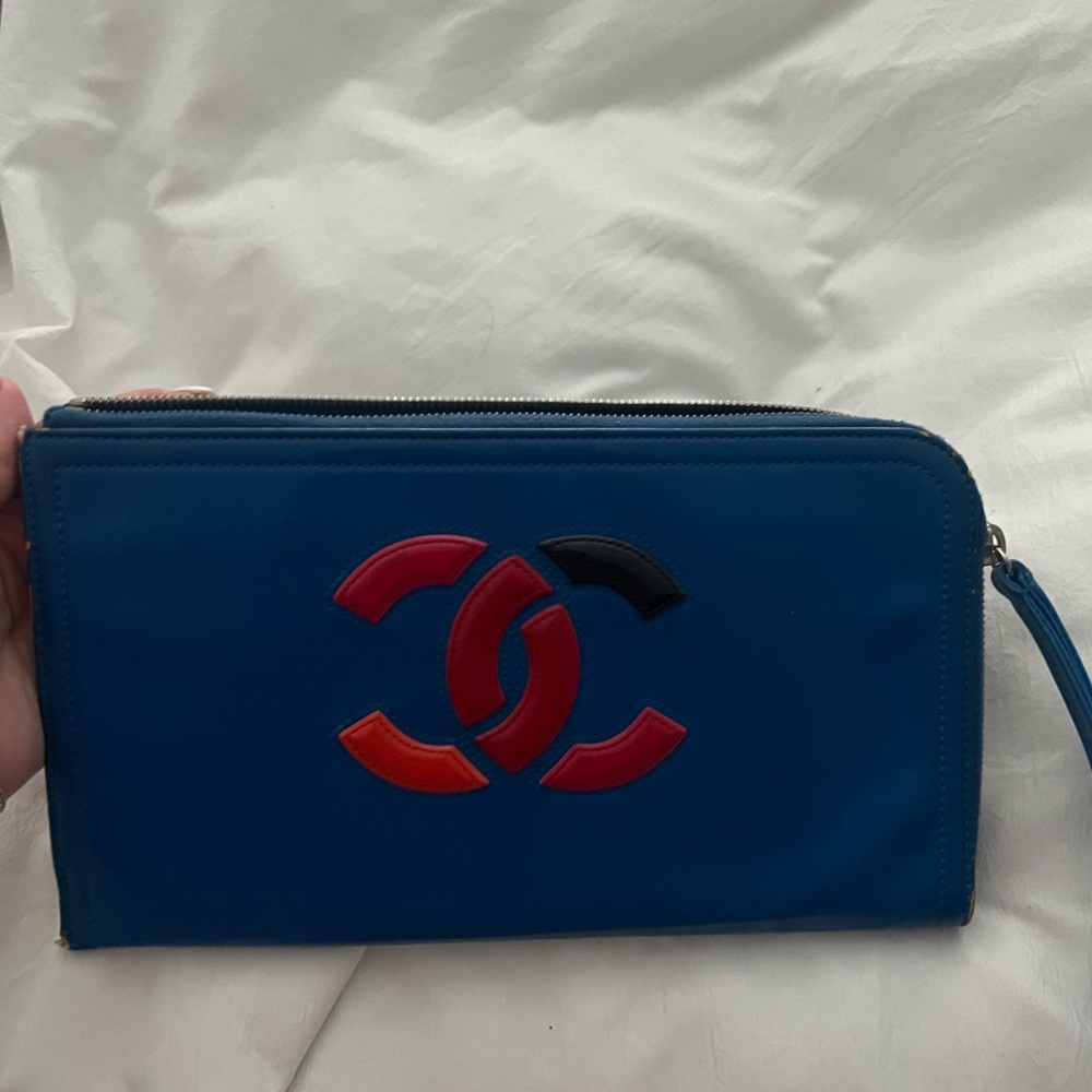 Chanel
Lipstick Wristlet Clutch Patent Royal blue